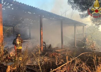 Rogo a Pescara, va a fuoco un capannone: intervengono i Vigili del fuoco