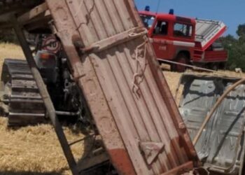 Tragedia in campagna: muore schiacciata dal trattore guidato dal marito