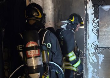 Paura a Montesilvano, va a fuoco un appartamento al decimo piano: evacuato l’edificio