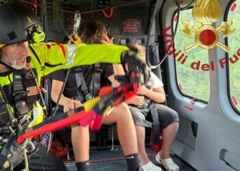 Una domenica da incubo per una famiglia, si perde nei boschi: messa in salvo dai vigili del fuoco