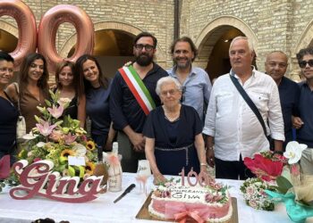 Gina Terrenzi compie 100 anni: festa di compleanno per la nonnina di Città Sant’Angelo