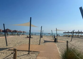Spiaggia libera a Pescara Sud, M5S: “Bene il ripristino dei teli, a volte basterebbe ammettere di aver sbagliato”