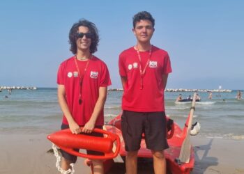 Salvati in acqua due turisti indiani: gli “Angeli del Mare” evitano la tragedia