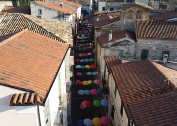 Tra ombrelli colorati e le strade del borgo, Manoppello celebra musica, arte e gusto