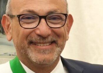 Pronto sono il sindaco, sono prigioniero in Comune: intrappolato di sera in Municipio. Lo liberano i vigili