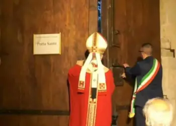 Perdonanza Celestiniana 2025, chiusa la Porta Santa all’Aquila