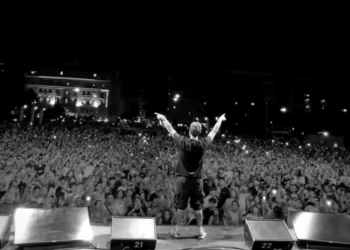 Fedez, notte magica a Pescara: ‘Qui le estati della mia infanzia, ora i miei figli con me’