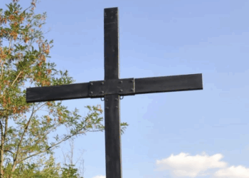 Una nuova “Croce della Passione” a Isola del Gran Sasso, segno di speranza e memoria