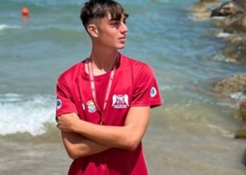 Bambina e nonna sprofondano in una buca in mare, salvate dal bagnino eroe