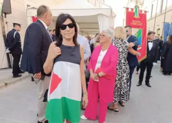 Perdonanza Celestiniana, consigliera sfila con abito-bandiera Palestina