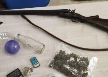 Blitz dei carabinieri contro lo spaccio, arrestato un 45enne: in casa droga e un fucile detenuto illegalmente