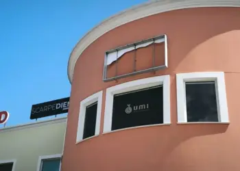 Insegna si stacca e colpisce passanti, ferite due ragazzine