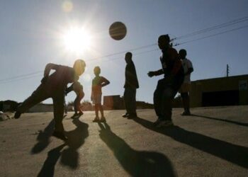 Il paese abruzzese dove non si può giocare a pallone nelle piazze: “è pericoloso”