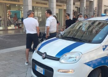 Piazza Salotto a Pescara: calcinacci da un palazzo, in arrivo i vigili del fuoco nel cuore della città