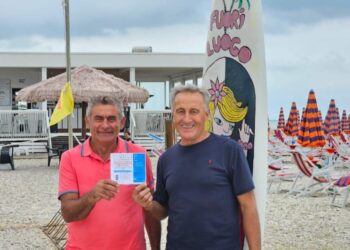 Pineto si tinge di rosso nella notte contro la violenza sulle donne