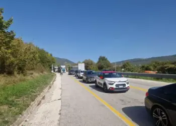 Terribile schianto tra due auto, un morto e due feriti