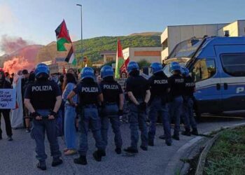 Sit-in pro Palestina davanti alla sede di Leonardo, manifestanti bloccano accesso: sul posto la Digos