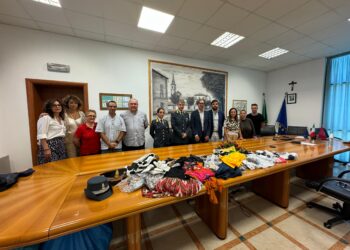 La legalità diventa solidarietà: il Comune di Roseto dona 2000 capi sequestrati a Caritas e associazioni