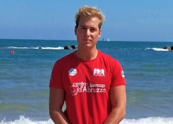 Salvataggio a Pescara: gli “Angeli del Mare” recuperano un uomo in preda alle correnti e al vento