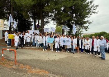 Flash mob dei medici di famiglia: “Restituiamo i camici per difendere il diritto alle cure” [FOTO]