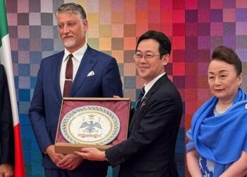 Expo Osaka: il ministro della Cultura Giuli dona un piatto di ceramica aquilana al viceministro giapponese 