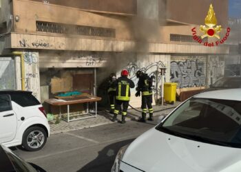 Incendio in un magazzino di via Misticoni: intervento dei Vigili del Fuoco a Pescara