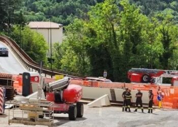 Ponte Belvedere a L’Aquila, il vento fa crollare alcune lastre: scattano le misure di sicurezza