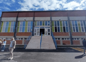 Palazzetto di viale Ovidio riaperto dopo 11 anni, ma l’opposizione attacca: “Troppa propaganda, poca concretezza”