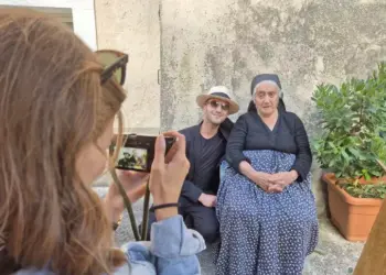 Nonna Margherita, a 94 anni assediata dai turisti per un selfie: ecco perchè
