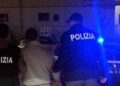 Si intrufola in una casa insieme a una ragazza, quando arrivano i poliziotti li picchia: straniero nei guai