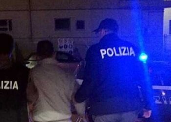 Si intrufola in una casa insieme a una ragazza, quando arrivano i poliziotti li picchia: straniero nei guai