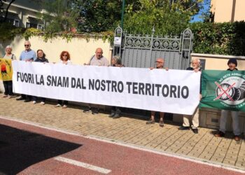 “Fuori la SNAM dal nostro territorio”: Contestato l’Abruzzo Economy Summit a Pescara