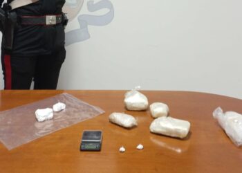 Market della droga in una stanza d’albergo: arrestato spacciatore