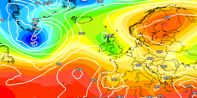 Ecco la situazione a 500 hpa prevista dal modello americano GFS per Domenica 28 Settembre. Sulla nostra regione condizioni di tempo discrete al mattino, con delle stratificazioni di passaggio, mentre a seguire non mancheranno degli addensamenti sui rilievi associati a dei rovesci
