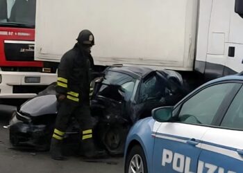 Terribile schianto in A14: macchina incastrata sotto un tir, tre feriti