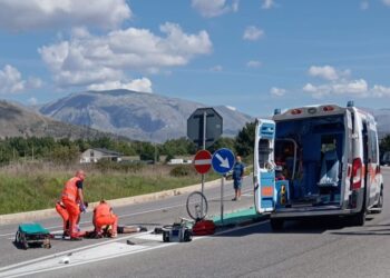 Ciclista muore sulla Tiburtina Valeria travolto da un furgone