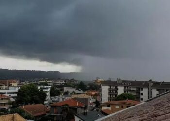 Maltempo ieri in Abruzzo, volo dirottato ad Ancona, altri in ritardo: e allagamenti sulla costa