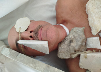 “Pietas” all’Aurum di Pescara: l’arte si fa denuncia contro guerre e violenze