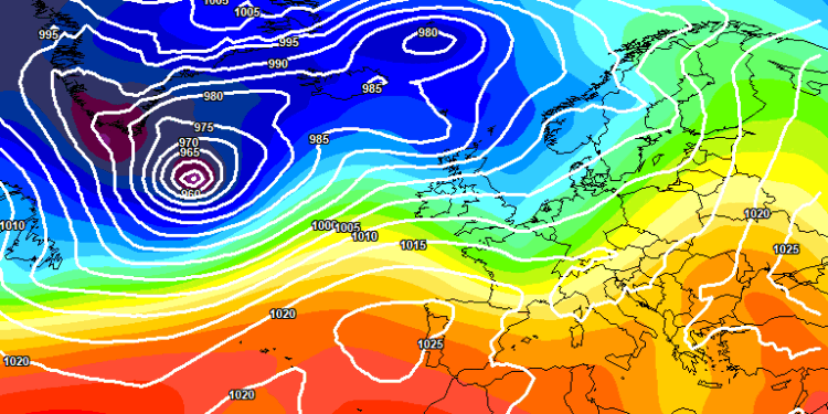 Il modello europeo ECMWF vede questa situazione a 500 hpa alle ore 13:00 di Domenica 2 Novembre. In Abruzzo cielo poco nuvoloso solo per via delle stratificazioni e temperature miti