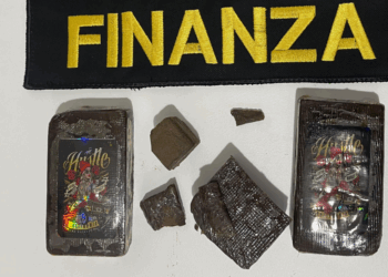 Droga ordinata online dalla Spagna, ma quando arriva il pacco i finanzieri lo scoprono