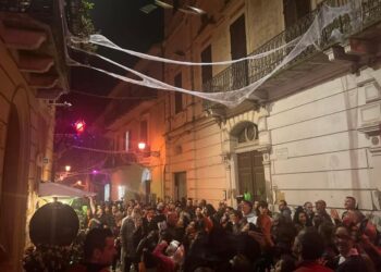 Città Sant’Angelo si prepara alla “Notte dei Misteri”: il borgo si accende tra musica, maschere e tradizioni messicane