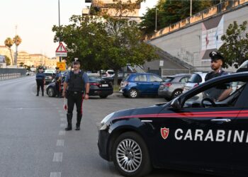 Picchia e minaccia la compagna davanti alla figlia minorenne, intervengono i carabinieri