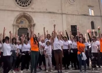 A Sulmona “Liberi di”, il flash mob contro la violenza sulle donne con Jill Cooper