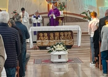 Folla per l’ultimo saluto a Manuel, il parroco: “Solo Dio può darci la forza”