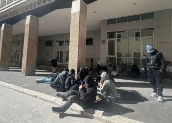 Migranti bloccati all’Aquila, dormono sotto la Prefettura