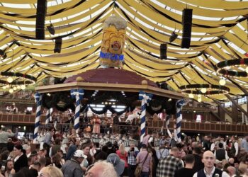 Terrore a Monaco di Baviera, esplosioni in un palazzo: chiuso l’Oktoberfest per allarme bomba