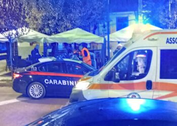 Serata di paura in centro, lite furibonda a colpi di ascia: 2 feriti