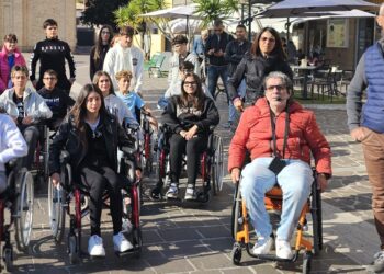 Alunni della Troiano Delfico in carrozzina per la Città: a scuola di felicità, empatia, inclusione