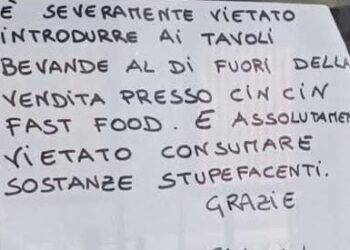 Spunta un cartello shock nel fast food del centro: “vietato consumare sostanze stupefacenti”