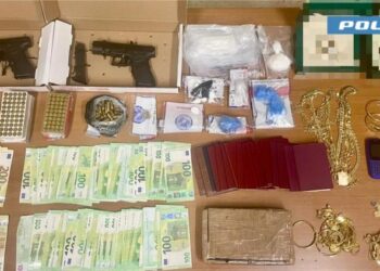 In casa valigie con droga, gioielli e due pistole, arrestato 66enne